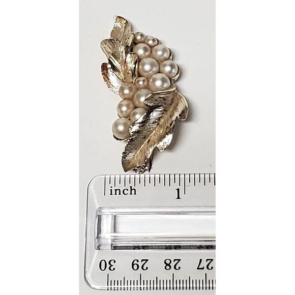 VTG Lisner Brooch Signed White Gold Tone Leaves Faux Pearl 1960's MINT Condt Pin - Picture 10 of 13